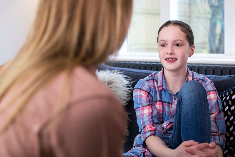 Girl talks with therapist | Mental health therapy for children in Peoria, IL