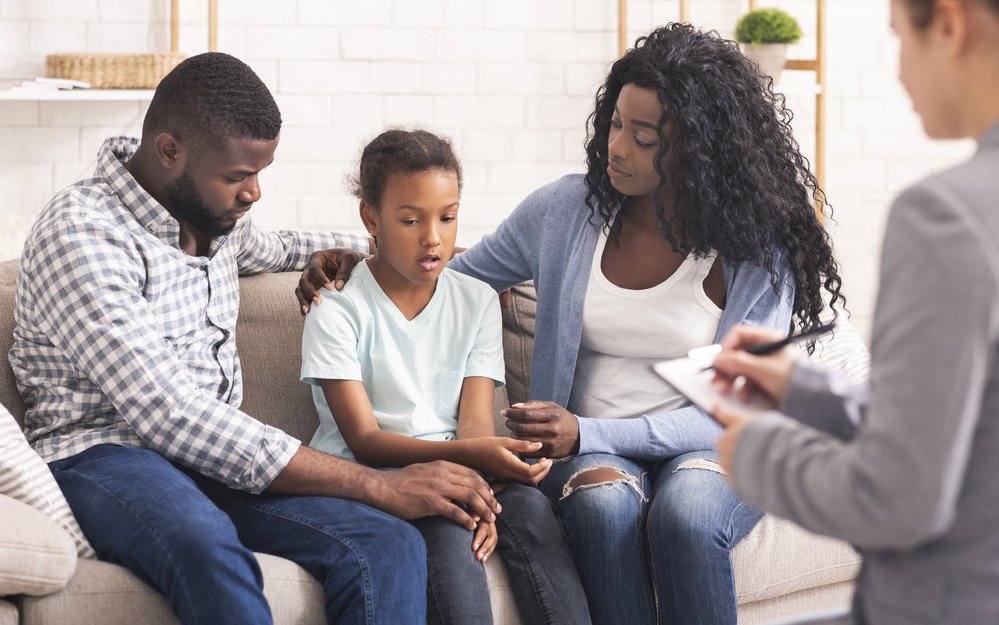 Family meets with therapist | Family therapy in Peoria, IL